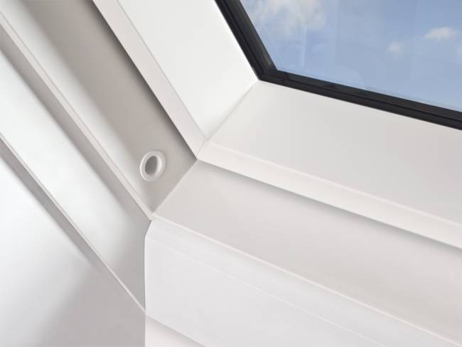 Пластиковое мансардное окно PTP-V U4 с двухкамерным морозостойким стеклопакетом Пластиковое мансардное окно PTP-V U4 с двухкамерным морозостойким стеклопакетом