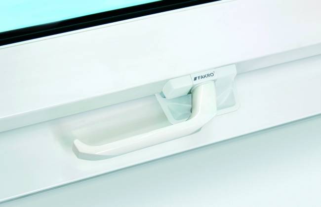 Пластиковое мансардное окно PTP-V U4 с двухкамерным морозостойким стеклопакетом Пластиковое мансардное окно PTP-V U4 с двухкамерным морозостойким стеклопакетом